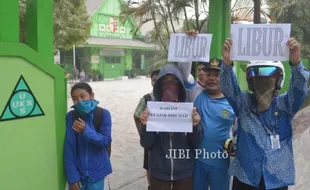 FOTO GUNUNG KELUD MELETUS : Sekolah Diliburkan