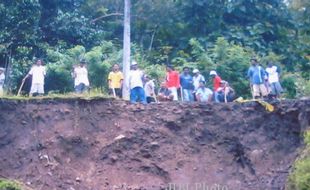 LONGSOR WONOGIRI : Tebing Longsor, Petani Desa Keloran Merugi Rp70 Juta