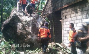 Batu Raksasa Hancurkan Rumah Karjo