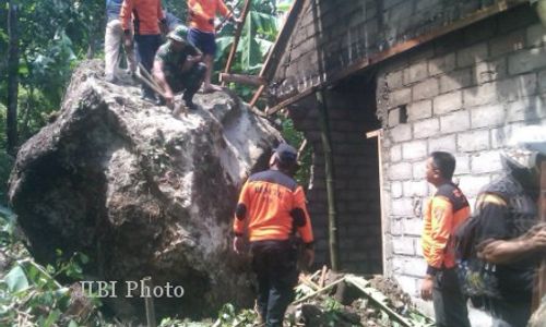 Batu Raksasa Hancurkan Rumah Karjo