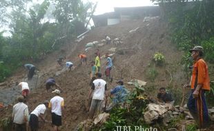 LONGSOR WONOGIRI : Tebing Gunung Puyuh Wonogiri Masih Labil, Warga Dilarang Pulang