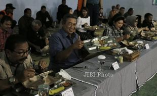 FOTO GUNUNG KELUD MELETUS : Makan Bersama Pengungsi