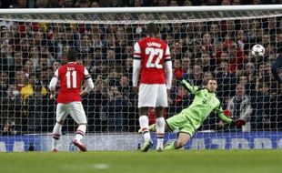 ARSENAL 0-2 BAYERN : Neuer Sebut Hafal Cara Oezil Eksekusi Penalti