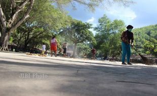 Warga Gotong Royong Bersihkan Pantai Baron