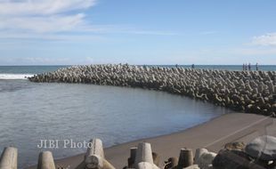 TAMBANG PASIR BESI KULONPROGO : Pantai Trisik Tersingkir, Glagah Bertahan