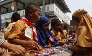 FOTO PASAR BOCAH : Memilih Peralatan Belajar