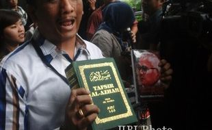 ANAS DITAHAN KPK : Pasek Hadiahi Anas Buku Karangan Buya Hamka