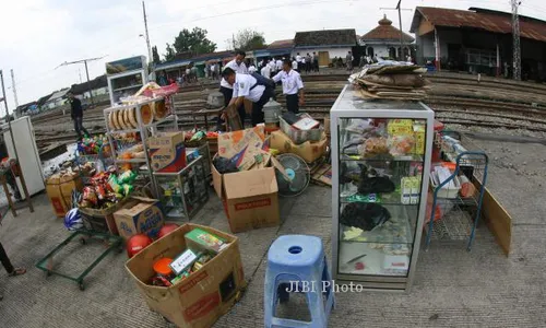 PENATAAN STASIUN JEBRES : Kios Dibongkar Paksa, Pedagang Bingung Mau ke Mana