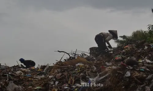 FOTO TPA SUKOSARI : Mencari Sampah Non Organik