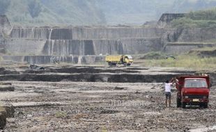 LAHAR HUJAN MERAPI : Penambangan dengan Alat Berat Dihentikan Sementara 