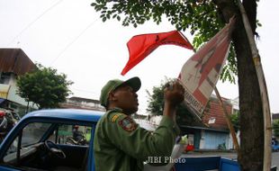 FOTO PEMILU 2014 : Penertiban Alat Peraga Kampanye