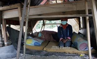 FOTO GUNUNG KELUD MELETUS : Mengungsi Di Luar Rumah