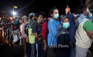 GUNUNG KELUD MELETUS : Pengungsi Kelud Capai 87.629 Orang