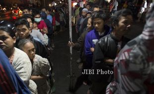 FOTO DAMPAK LETUSAN KELUD : Antre Bantuan Kebutuhan Pokok