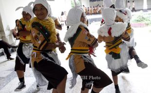 SOLO MENARI 2015 : Berdiri di Tengah Jalan, Panggung Solo Menari di Jensud Bikin Macet