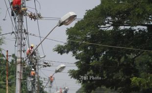 FOTO PLN : Mengganti Kabel Listrik 