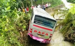 KECELAKAAN WONOGIRI : Sebelum Nyungsep ke Sungai, Bus Raya Ini Sempat Robohkan Pohon Kelapa