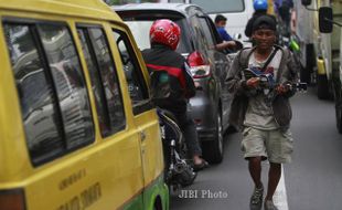 FOTO PENGAMEN : Mengamen di perempatan Lampu Merah