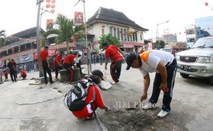 DAMPAK LETUSAN KELUD : Warga Solo Manfaatkan Abu Vulkanis untuk Pupuk