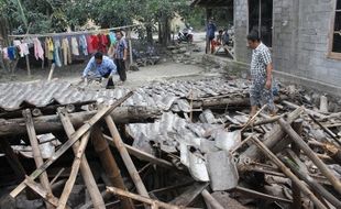 RUMAH ROBOH KLATEN : Tak Kuat Menahan Beratnya Abu, Rumah Gedek Roboh