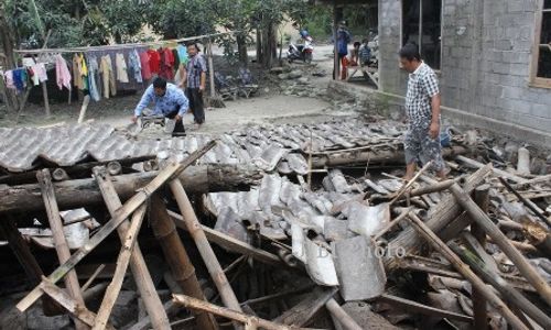 RUMAH ROBOH KLATEN : Tak Kuat Menahan Beratnya Abu, Rumah Gedek Roboh