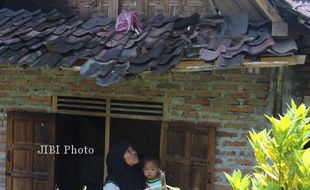 Jedaaar! Petir Menyambar, Genting Rumah Ambrol