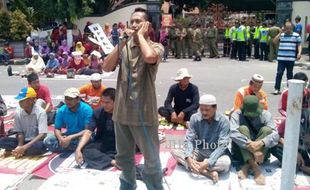 POLEMIK PASAR IR. SOEKARNO : Demo, Pedagang Salat Jumat di Jl. Jenderal Sudirman