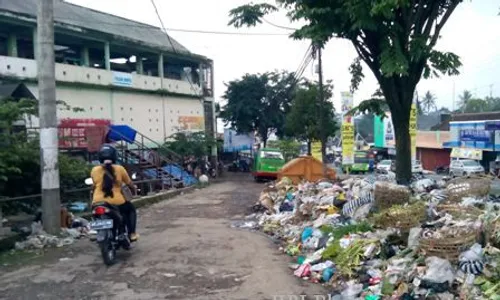 PENGELOLAAN PASAR : Sampah Pasar Ampel Membeludak