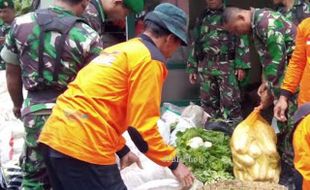 FOTO PEDULI BENCANA : Mengumpulkan Sayuran 