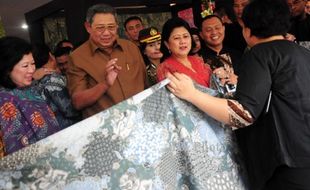 AGENDA PRESIDEN : SBY Sapa Penumpang di Stasiun Purwokerto