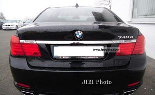 Berminat Cicipi Taksi Eksekutif Blue Bird BMW Seri 730Li dan 528i?