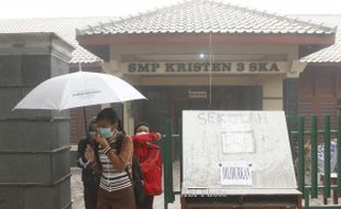 FOTO GUNUNG KELUD MELETUS : Sekolah Diliburkan