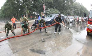 DAMPAK LETUSAN KELUD : Wali Kota Instruksikan Semua Lurah Solo Bersihkan Abu Vulkanik