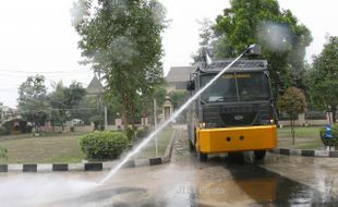 FOTO GUNUNG KELUD MELETUS : Mobil Water Cannon Menyemprotkan Air 