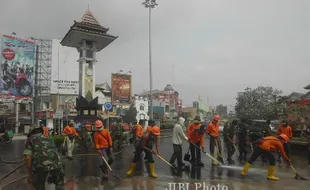 HUJAN ABU SOLORAYA : Hindari Kecelakaan Lalu Lintas, Jalur Protokol Dibersihkan