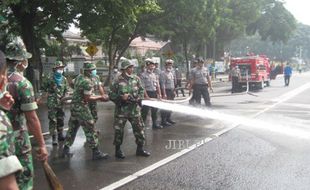 HUJAN ABU SOLORAYA : Ratusan Aparat Bersihkan Jl. Sukowati