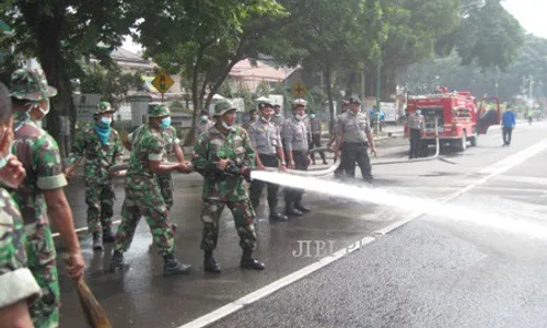 HUJAN ABU SOLORAYA : Ratusan Aparat Bersihkan Jl. Sukowati