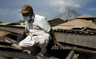 FOTO GUNUNG SINAMBUNG : Bersihkan Abu Vulkanik