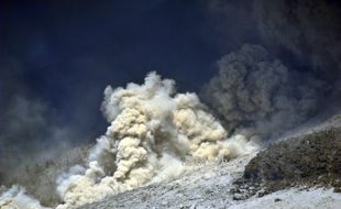 FOTO GUNUNG SINABUNG : Mengeluarkan Abu Vulkanik 