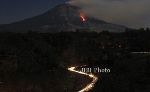 FOTO GUNUNG SINABUNG : Larva Pijar Gunung Sinabung