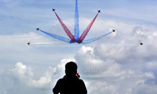 FOTO SINGAPORE AIR SHOW 2014 :  Atraksi Tim Aerobatik Black Eagle Korsel 