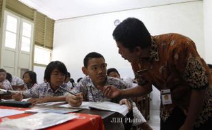 FOTO GURU PENDAMPING SISWA DIFABEL : Mengikuti Pelajaran Bahasa Indonesia 