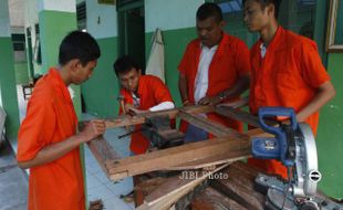 FOTO SISWA BERKEBUTUHAN KHUSUS : Praktik Pertukangan