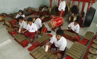 FOTO SISWA SD PENYANDANG TUNAGRAHITA : Belajar Karawitan