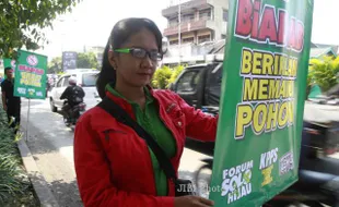 FOTO PEDULI LINGKUNGAN : Membentangkan Spanduk 