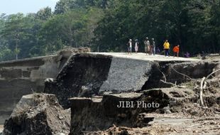 FOTO DAMPAK LETUSAN KELUD : Amblas Diterjang Lahar Kelud