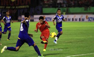 FOTO TIMANS U-19 TAHUN : Tendangan Umpan 