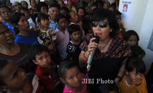 FOTO DAMPAK LETUSAN KELUD : Trauma Healing Pengungsi Kelud