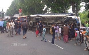 Tabrakan, Dua Truk Terguling di Ring Road