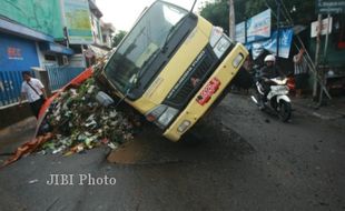 Jalan Ambles, Truk Terguling di Demangan